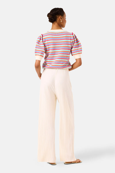 Multikleuren rondehals trui van GARCIA, horizontale strepen en korte pofmouwen, gedragen met een geplooide broek met hoge taille.