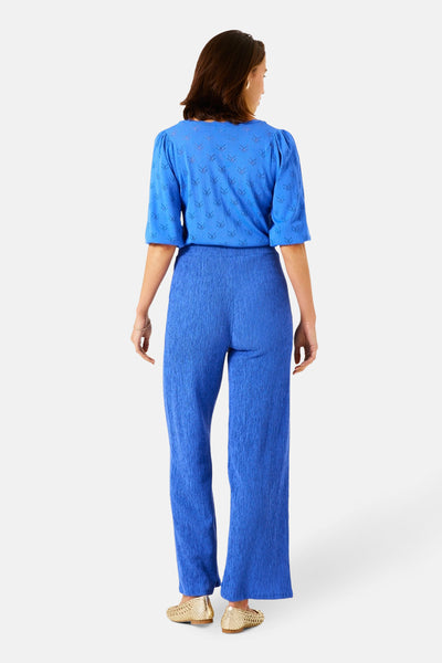 Blauwe GARCIA-cardigan met ajourpatroon en korte pofmouwen, van achteren gezien.