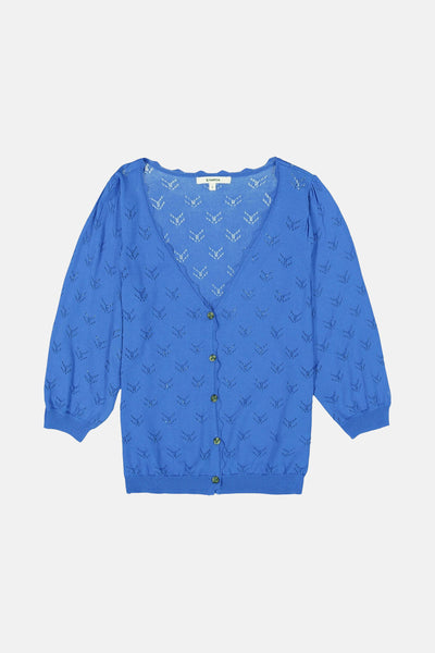 Cardigan bleu de GARCIA, à motif ajouré et manches trois-quarts, boutonné sur le devant.
