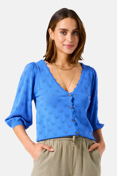 Blauwe GARCIA-cardigan met ajourpatroon, driekwartpijpen met pofmouwen en decoratieve knopen.