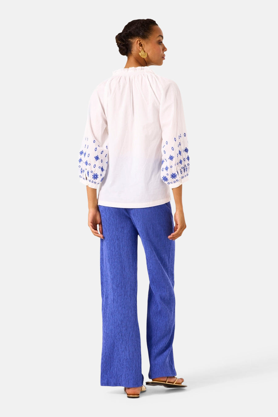 Blauwe textuur broek van GARCIA, wijd en recht model, gedragen met een geborduurd wit hemd.