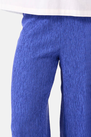 Blauwe textuur broek van GARCIA, wijde pasvorm en geplooid materiaal zichtbaar in close-up.