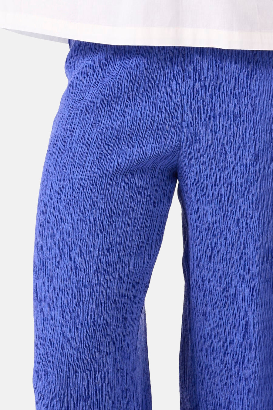 Blauwe textuur broek van GARCIA, wijde pasvorm en geplooid materiaal zichtbaar in close-up.