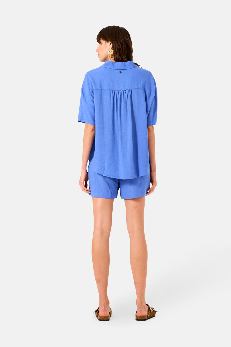 Short bleu de GARCIA, porté avec une chemise bleue et des sandales marron, vue de dos.