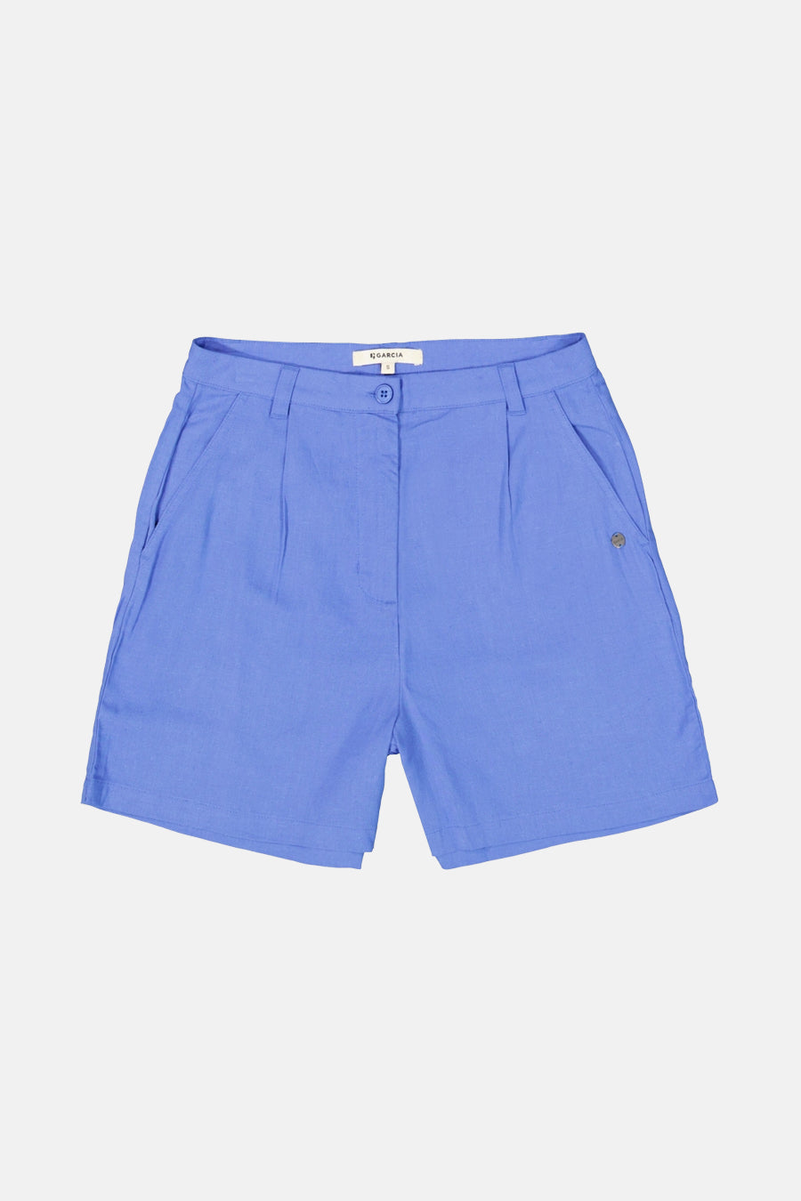 Short bleu de chez GARCIA, avec plis sur le devant et une poche sur le côté.