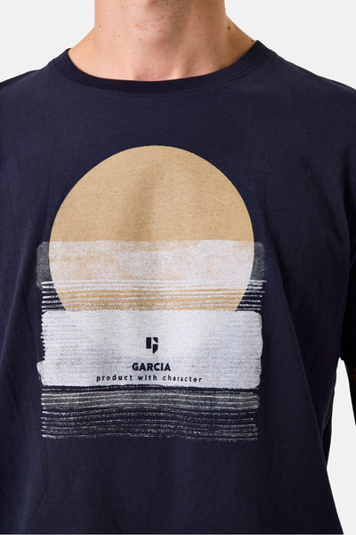 Blauw T-shirt met korte mouwen van GARCIA, met grafische zonprint en opgedrukte slogan.
