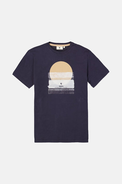 Blauwe T-shirt met korte mouwen van GARCIA, met een abstract zon- en horizontale strepenpatroon.