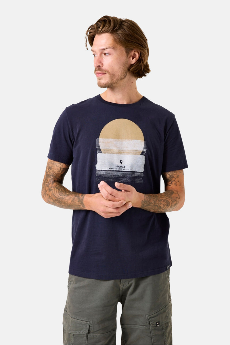 T-shirt à manches courtes bleu de GARCIA, avec motif graphique soleil et lettrage sur le devant.