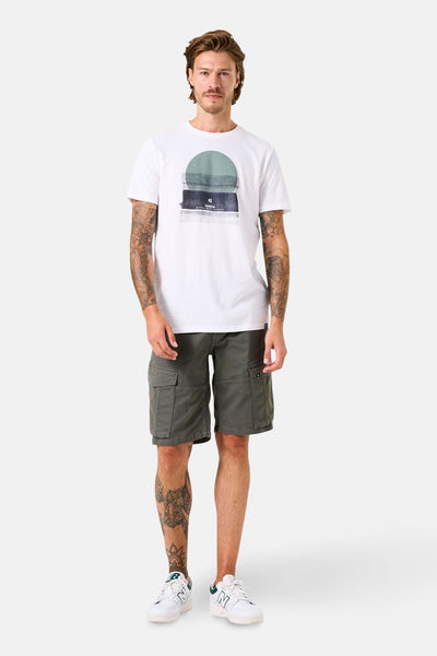 T-shirt blanc à manches courtes de GARCIA, avec un imprimé graphique sur le devant, porté avec un short cargo vert olive.
