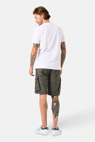 T-shirt à manches courtes blanc de GARCIA, porté avec un short cargo kaki et des baskets blanches.
