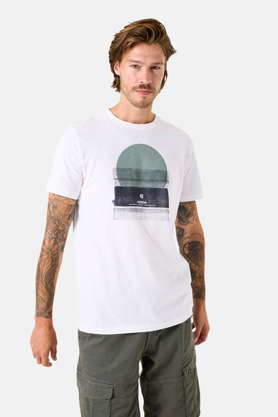 T-shirt blanc à manches courtes de GARCIA, avec un imprimé graphique sur le devant et porté avec un short cargo.
