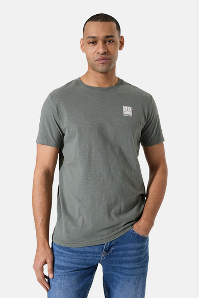 Kaki T-shirt met korte mouwen van GARCIA, met een logo op de borst en gedragen met een jeansbroek.
