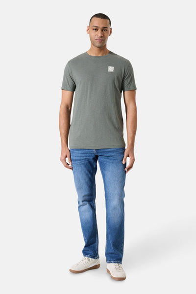 Kaki T-shirt met korte mouwen van GARCIA, met een klein patroon op de borst, gedragen met een blauwe jeans.