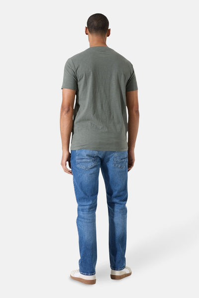 Kaki T-shirt met korte mouwen van GARCIA, gedragen met een blauwe jeans en witte sneakers, rugzijde.