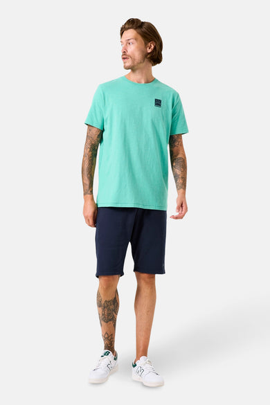 Groen T-shirt met korte mouwen van GARCIA, gedragen met een marineblauwe korte broek en witte sportschoenen.