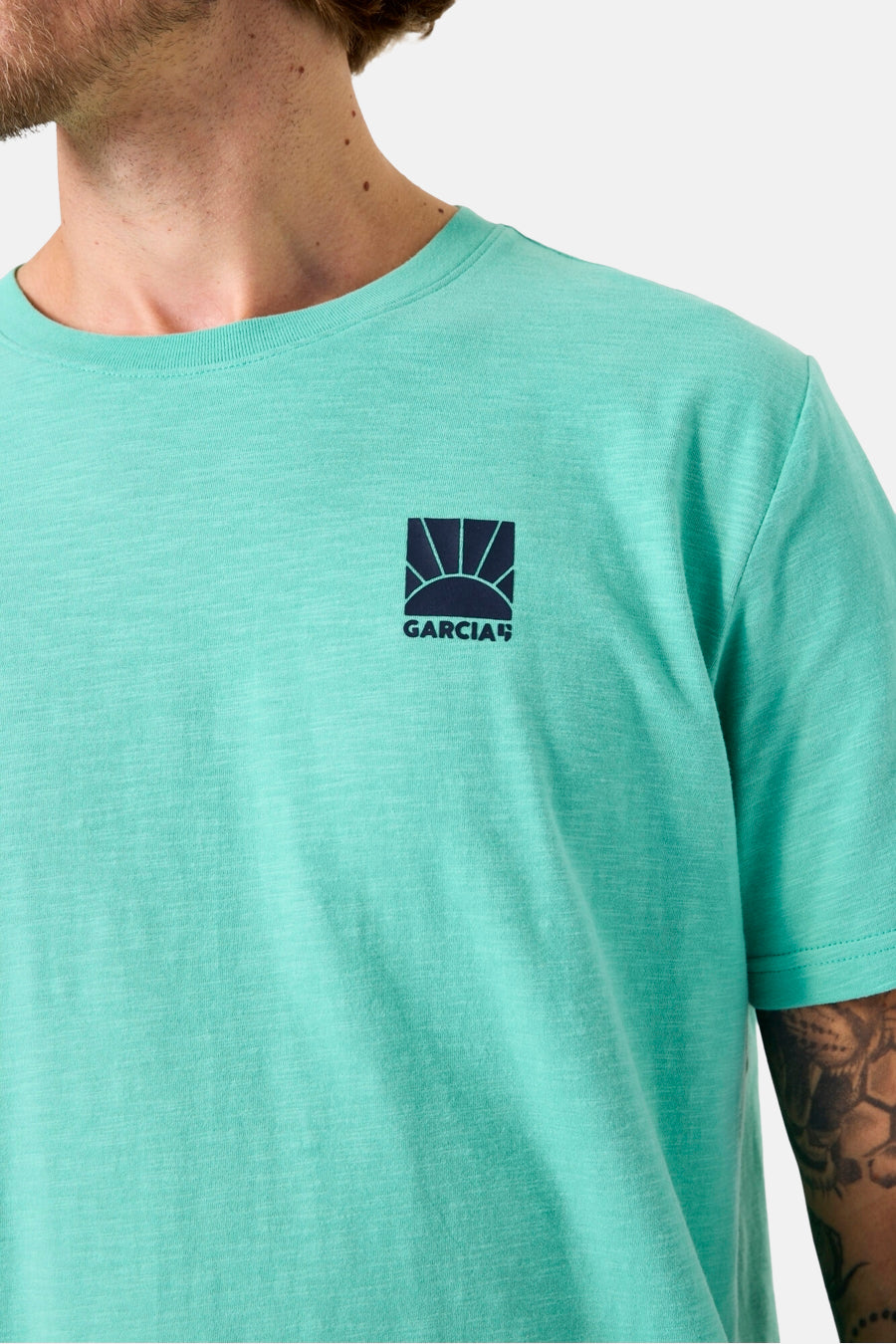 T-shirt à manches courtes vert de GARCIA, avec un logo carré sur la poitrine.