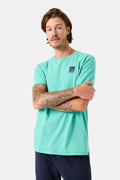 T-shirt vert à manches courtes de GARCIA, porté par un homme avec des tatouages sur les bras.