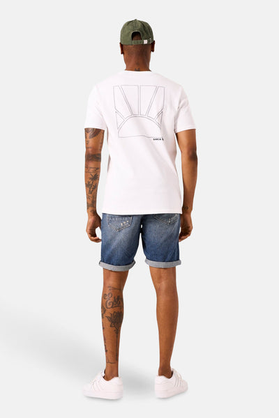T-shirt à manches courtes blanc de GARCIA, avec un motif de soleil au dos, porté avec un short en jean et des baskets blanches.