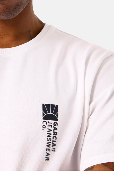 Wit T-shirt met korte mouwen van GARCIA, met een grafisch logo op de borst, gedragen door een man.
