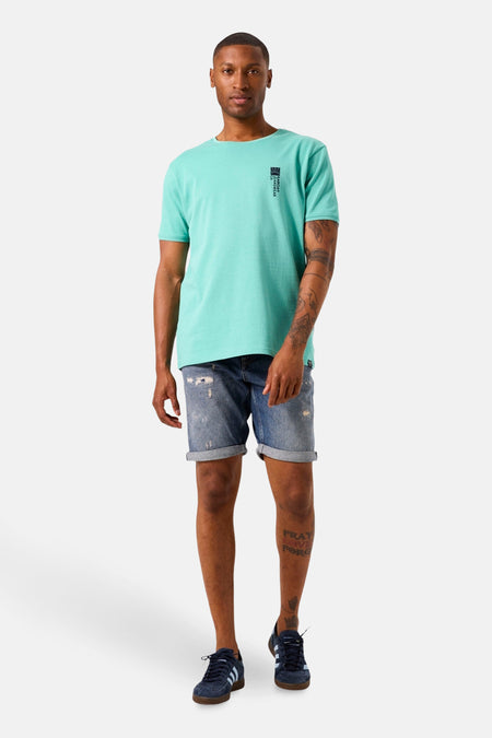 Groen T-shirt met korte mouwen van GARCIA, gedragen met een spijkerbroekshort en sneakers.