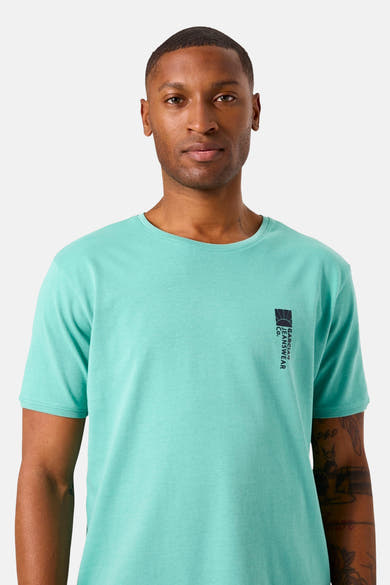 T-shirt vert à manches courtes de GARCIA, avec un petit logo imprimé sur la poitrine.