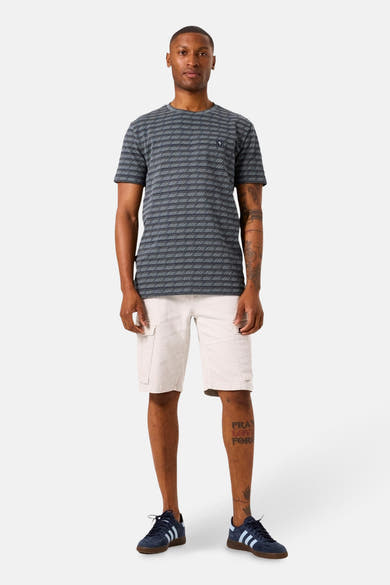 T-shirt à manches courtes kaki de GARCIA, avec motif rayé horizontal et porté avec un short cargo et des chaussures de sport.
