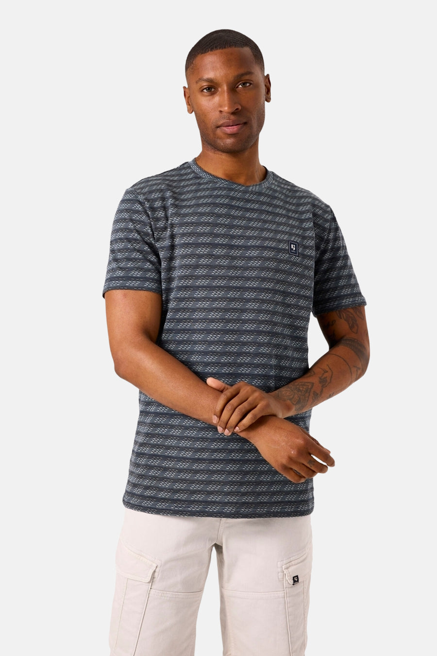 T-shirt kaki à manches courtes de GARCIA, avec motif rayé et finitions soignées, porté avec un short cargo uni.
