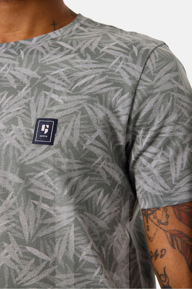 T-shirt kaki à manches courtes de GARCIA, avec un motif à feuilles et un logo carré sur la poitrine.