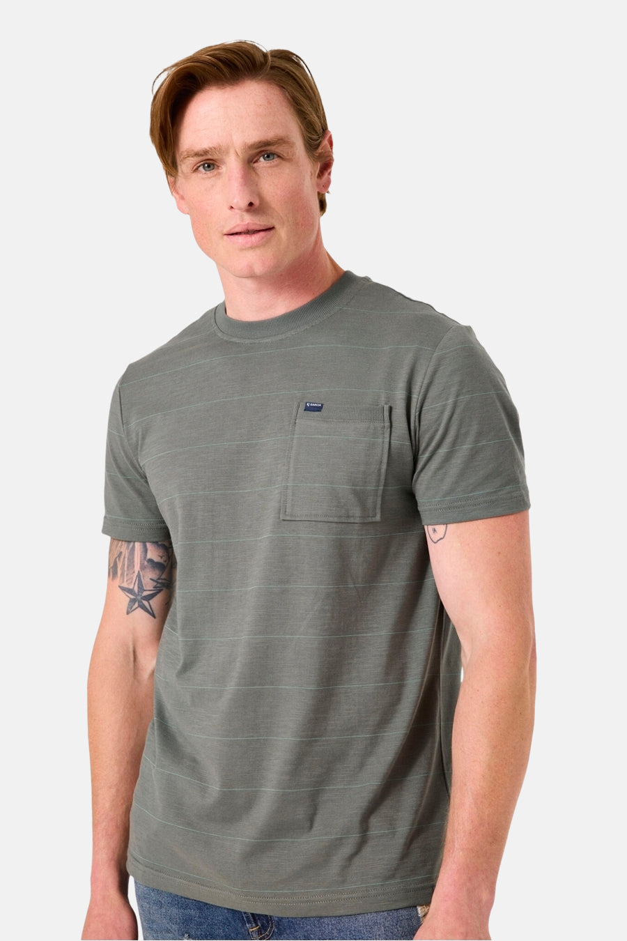 T-shirt kaki à manches courtes de GARCIA, avec poche poitrine et fines rayures horizontales.