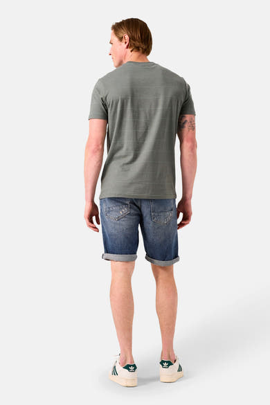 T-shirt kaki à manches courtes de GARCIA, avec fines rayures horizontales, porté avec un short en jean.