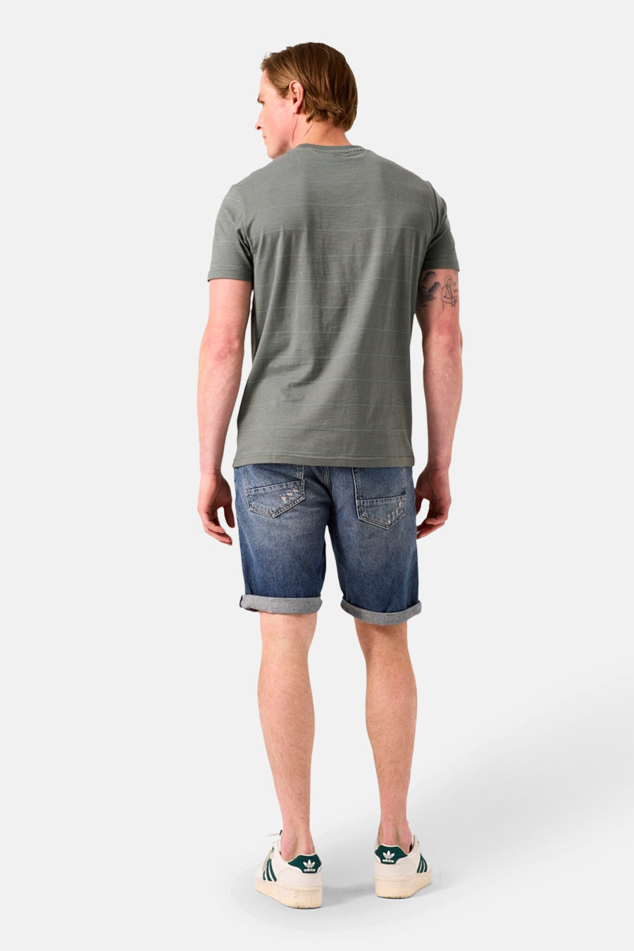 T-shirt kaki à manches courtes de GARCIA, avec fines rayures horizontales, porté avec un short en jean.