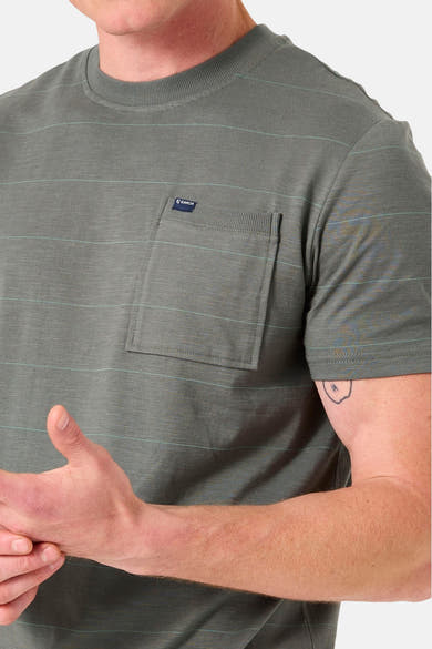 T-shirt kaki à rayures, de GARCIA, avec poche de poitrine et manches courtes.