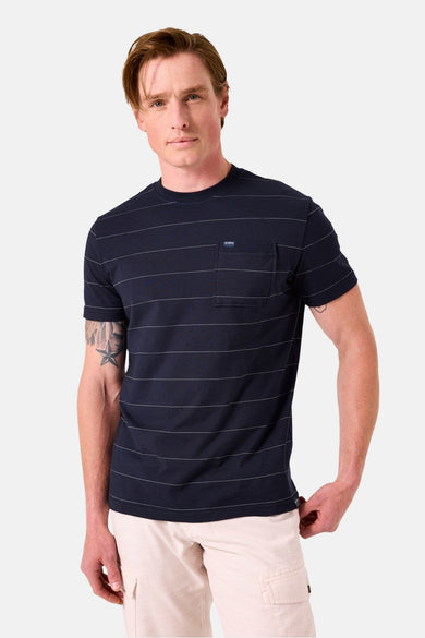 Blauwe t-shirt met horizontale strepen van GARCIA, met borstzak en korte mouwen.