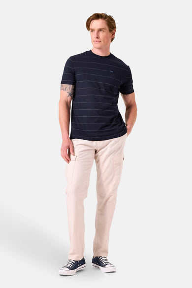 Blauwe stropd van GARCIA, gecar met een beige cargo broek en blauwe marine baskets.