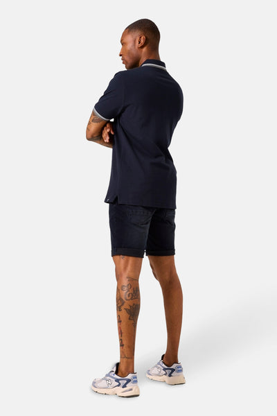 Blauw poloshirt met korte mouwen van GARCIA, gedragen met een spijkerbroekshort en sneakers.