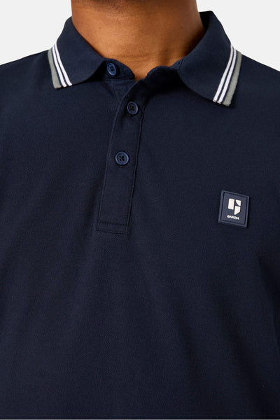 Blauwe polo met korte mouwen van GARCIA, met gestreepte kraag en vierkant logo op de borst.