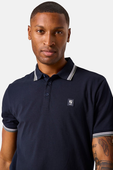 Marineblauw poloshirt met korte mouwen van GARCIA, met contrasterende strepen op de kraag en mouwen.