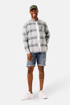 Chemise à manches longues kaki de GARCIA, à carreaux avec un t-shirt blanc et un short en jean.