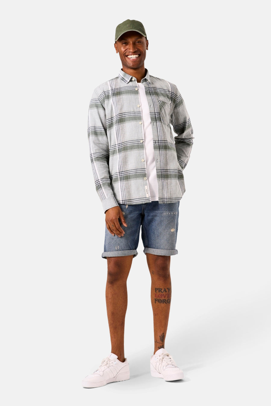 Chemise à manches longues kaki de GARCIA, à carreaux avec un t-shirt blanc et un short en jean.