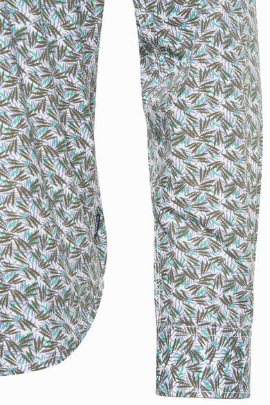 Multikleuren overhemd met lange mouwen van GARCIA, met een print van gestileerde groene en blauwe bladeren, zijwaarts bekeken.