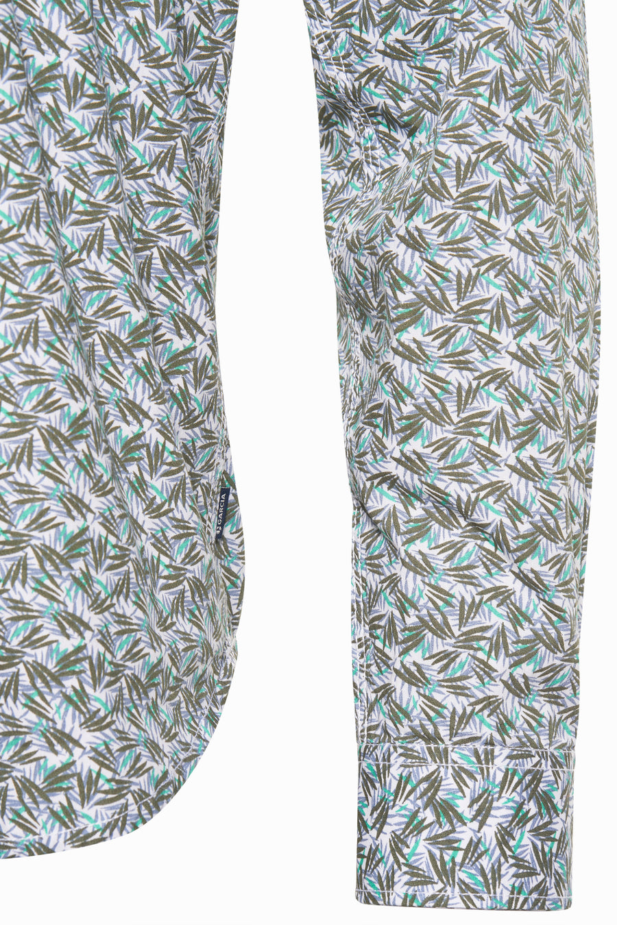 Multikleuren overhemd met lange mouwen van GARCIA, met een print van gestileerde groene en blauwe bladeren, zijwaarts bekeken.