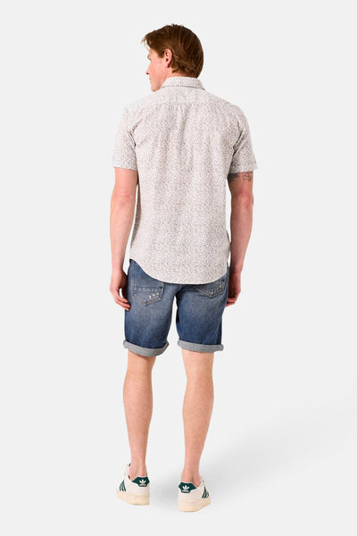 Chemise à manches courtes verte par GARCIA, avec motif imprimé subtil, portée avec un short en jean et des baskets.