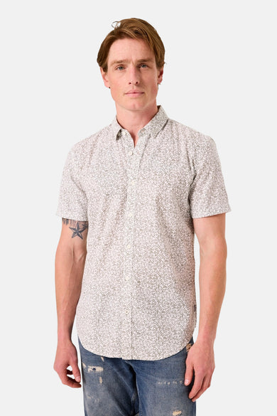 Chemise à manches courtes verte par GARCIA avec imprimé graphique, portée avec un jean.