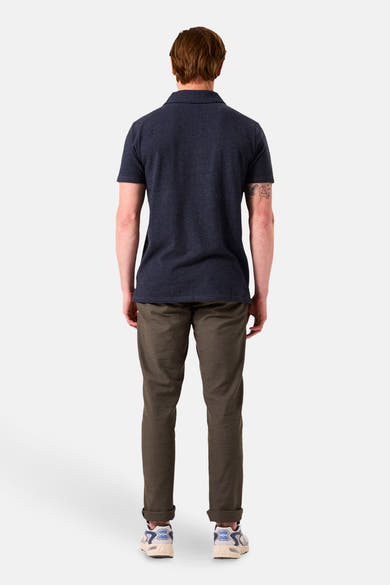 Chino kaki de GARCIA, porté avec un polo bleu marine et des baskets, vue de dos.
