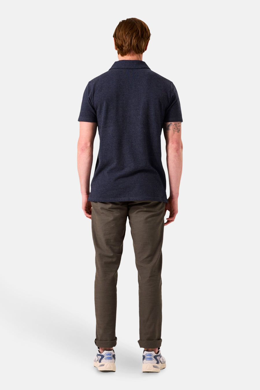 Chino kaki de GARCIA, porté avec un polo bleu marine et des baskets, vue de dos.
