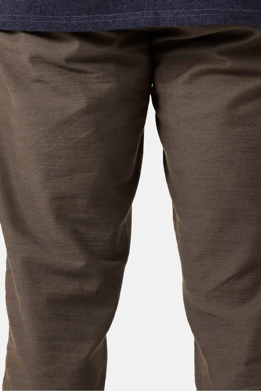 Chino kaki par GARCIA, pantalon en coton à la texture fine.