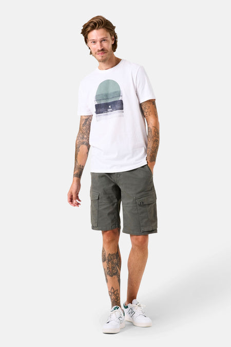 Bermuda kaki de GARCIA, porté avec un t-shirt blanc imprimé et des baskets blanches.