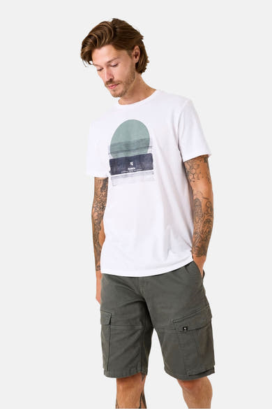 Bermuda kaki de GARCIA, avec poches cargo et porté avec un t-shirt blanc imprimé.
