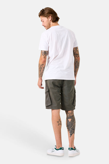 Bermuda kaki de GARCIA, porté avec un t-shirt blanc et des chaussures de sport.