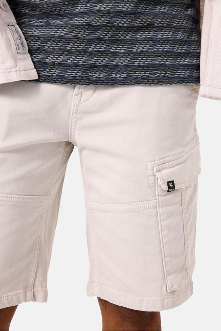 Bermuda gris de GARCIA, avec poche cargo sur la jambe et détails de couture.